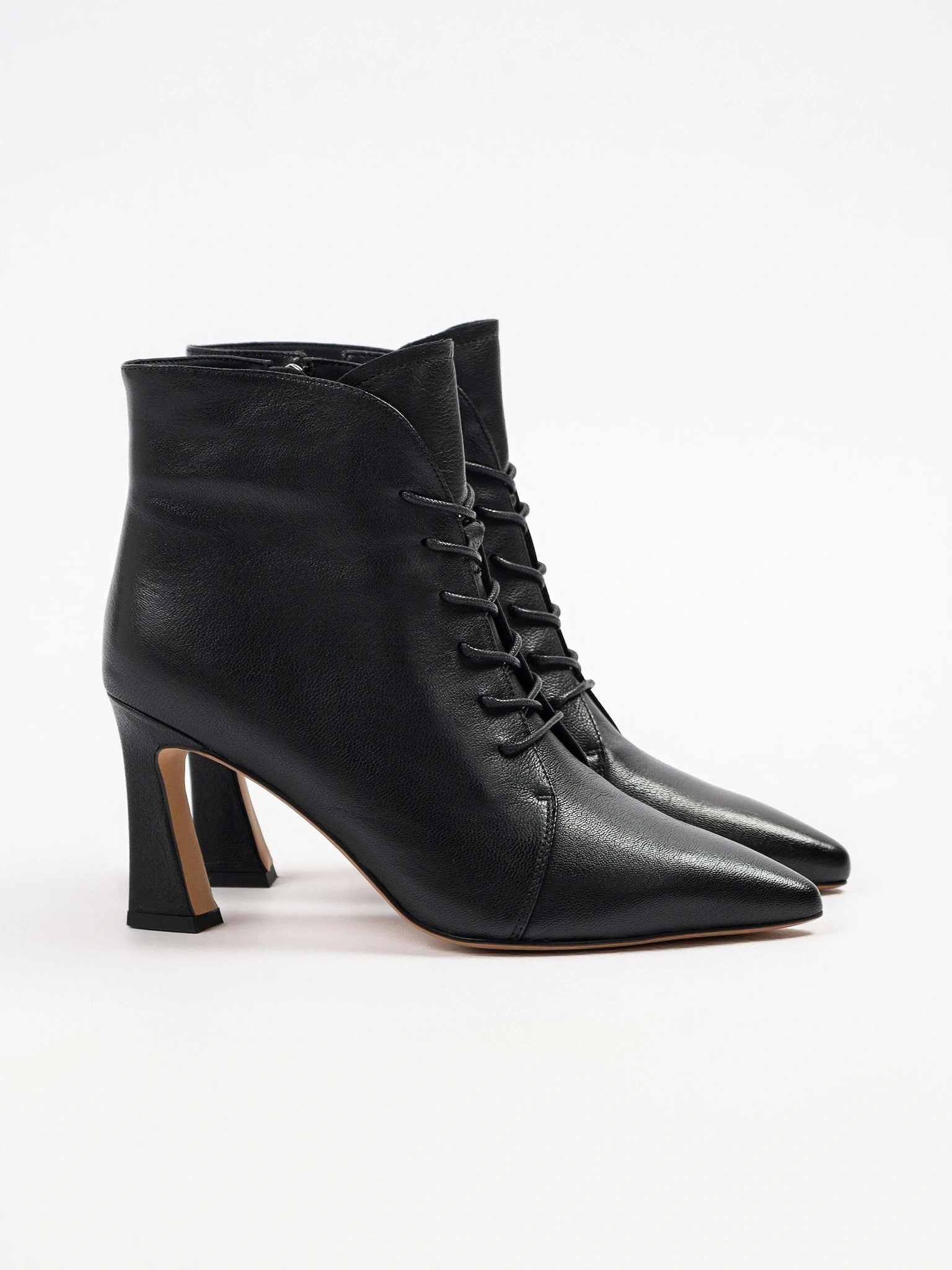 Ботильоны черного цвета со шнуровкой на высоком каблуке